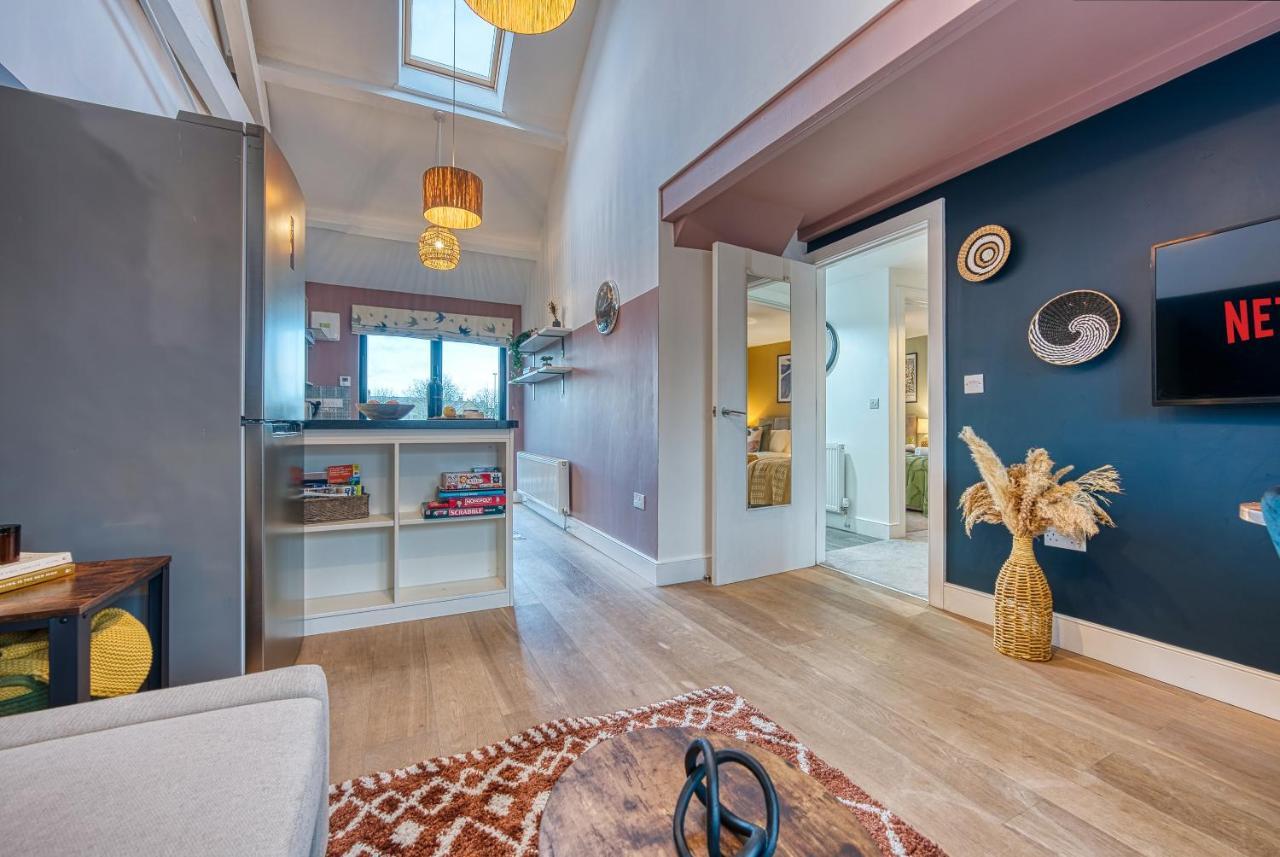Ashcroft Loft By Timeless Stays - Stunning 3 Bedroom, 2 Bathrooms, Charming Central Apartment Featuring A Balcony ไซเร็นเซสเตอร์ ภายนอก รูปภาพ