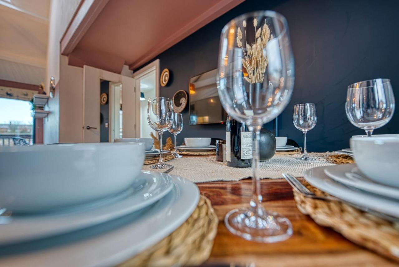 Ashcroft Loft By Timeless Stays - Stunning 3 Bedroom, 2 Bathrooms, Charming Central Apartment Featuring A Balcony ไซเร็นเซสเตอร์ ภายนอก รูปภาพ